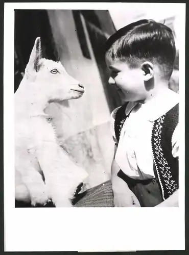 Fotografie Knabe und tierischer Freund - Ziege 1943