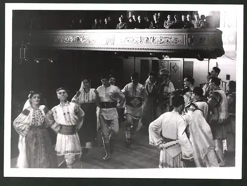 Fotografie Tanz - und Gesangsgruppe aus Rumänien in Tracht