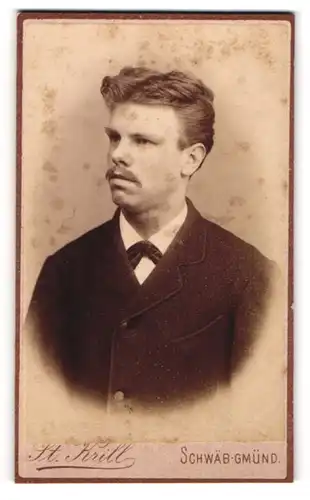 Fotografie St. Krill, Schwäb. Gmünd, Portrait modisch gekleideter Herr mit Fliege und Schnurrbart