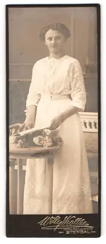 Fotografie Willy Koltze, Stendal, Portrait junge Dame im weissen Kleid mit Zeitung in der Hand