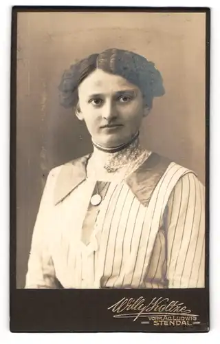 Fotografie Willy Koltze, Stendal, Portrait junge Dame im gestreiften Kleid mit Medaillon