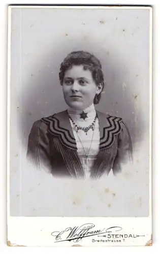 Fotografie C. Wolffram, Stendal, Portrait junge Dame im modischen Kleid mit Halskette