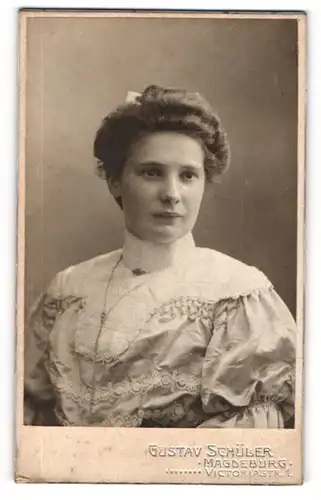 Fotografie Gustav Schüler, Magdeburg, Portrait junge Dame im hübschen Kleid mit weissem Kragen