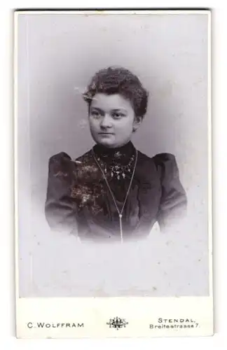 Fotografie C. Wolffram, Stendal, Portrait junge Dame mit zurückgebundenem Haar