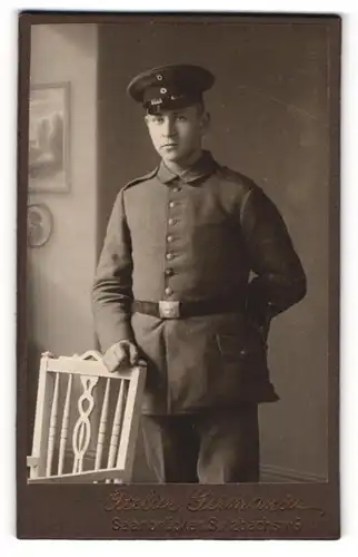 Fotografie Atelier Germania, Saarbrücken, Portrait Soldat in Uniform mit Schirmmütze