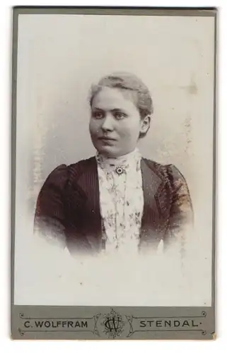 Fotografie Carl Wolffram, Stendal, junge Frau mit geblümter Bluse und Nadelstreifenkleid