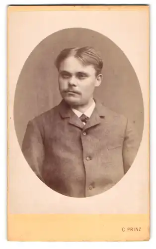 Fotografie Georg Prinz, Gossholz, Mann mit Mittelscheitel und Schnauzbart