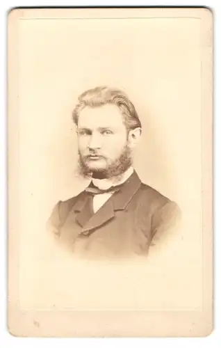 Fotografie A. Schnackenburg, Görlitz, Mann mit zurückgekämmtem Haar und Vollbart
