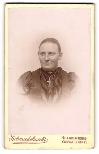 Fotografie Schmiedeknecht, Blankenburg, Portrait junge Dame im eleganten Kleid mit Kreuzkette