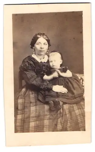 Fotografie unbekannter Fotograf und Ort, Portrait junge Dame im karierten Kleid mit Kind auf dem Schoss