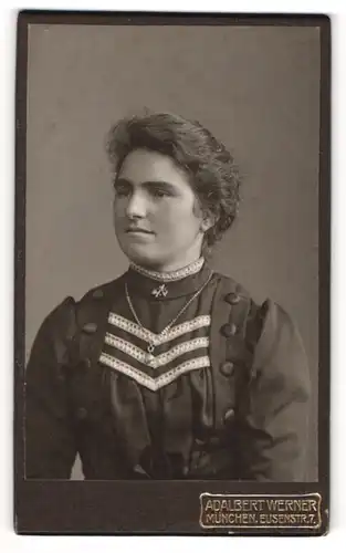 Fotografie Adalbert Werner, München, Portrait junge Dame im modischen Kleid mit Halskette