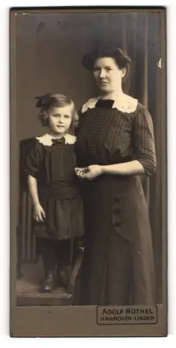 Fotografie Adolf Nöthel, Hannover-Linden, Portrait bürgerliche Dame mit kleiner Tochter an der Hand