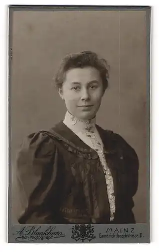 Fotografie Albert Blankhorn, Mainz, Portrait hübsche junge Dame modisch gekleidet