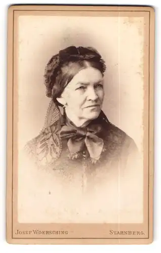 Fotografie Josef Woersching, Starnberg, Portrait betagte Dame im schwarzen Kleid mit Spitze