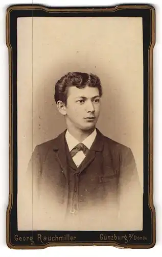 Fotografie Georg Rauchmiller, Günzburg a. Donau, junger Mann mit lockigem Haar