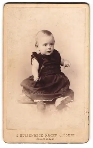 Fotografie J. Hülsenbeck Nachf., Minden, Kind mit Stab im dunklen Kleid