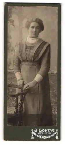 Fotografie J. Sontag, Kelheim, Frau in Kleid mit Kette