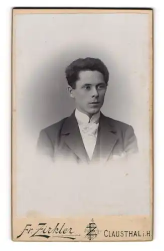 Fotografie Fr. Zirkler, Claustahl i.H., junger Mann in stadtlichen Anzug