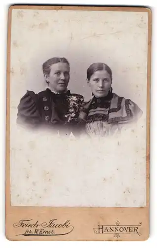 Fotografie Friedr. Jacobi, Hannover, Mutter mit Tochter in Trachten
