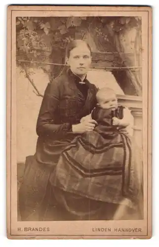 Fotografie H. Brandes, Hannover, Mutter mit Kind in stadtlicher Kleidung