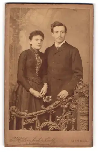 Fotografie J. Zoerb, Minden, Portrait bürgerliches Paar in modischer Kleidung an Geländer gelehnt
