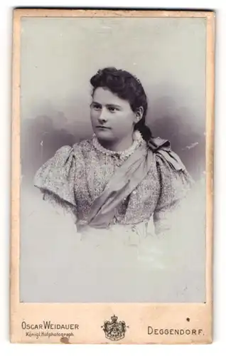 Fotografie Oscar Weidauer, Deggendorf, Portrait junge Dame im modichen Kleid mit Puffärmeln