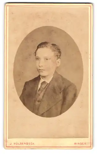 Fotografie J. Hülsenbeck, Minden, Portrait junger Herr im Anzug mit Krawatte