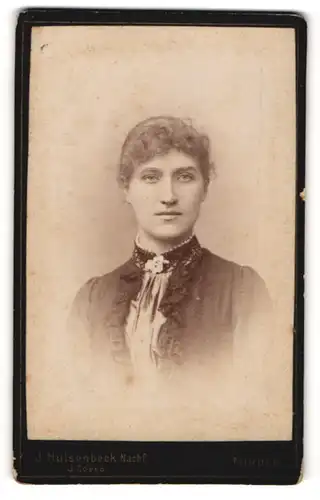 Fotografie J. Zoerb, Minden, Portrait junge Dame mit zurückgebundenem Haar