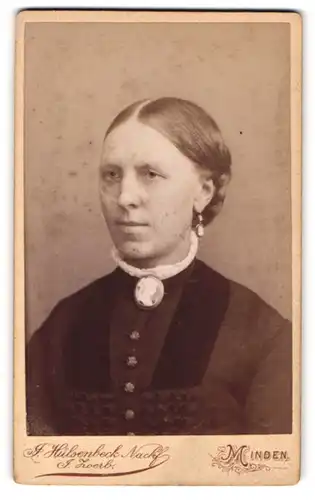 Fotografie J. Zoerb, Minden, Portrait bürgerliche Dame mit Flechtfrisur und Kragenbrosche