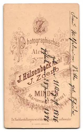 Fotografie J. Zoerb, Minden, Portrait bürgerliche Dame mit Flechtfrisur und Kragenbrosche