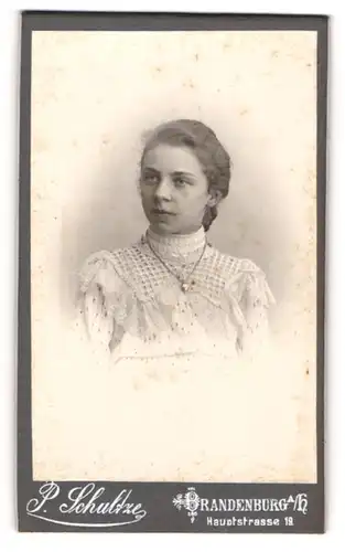 Fotografie Paul Schultze, Brandenburg a / H., Portrait junge Dame im hübschen Kleid mit Halskette