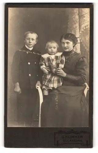 Fotografie G. KLimmer, Bückeburg, Portrait bürgerliche Dame mit Kleinkind auf dem Arm und einem Jungen