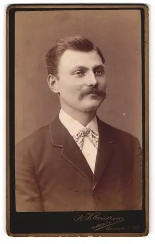 Fotografie R. Kleemann, Minden i / W., Portrait junger Herr im Anzug mit Fliege und Schnurrbart