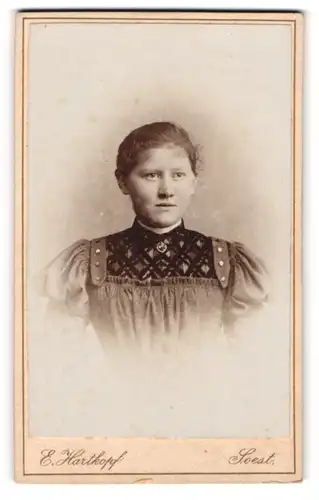 Fotografie E. Hartkopf, Soest, Frau in dekorativer Tracht