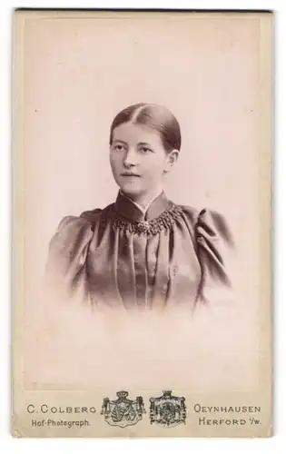 Fotografie C. Colberg, Oeynhausen, Frau in seidenem Kleid