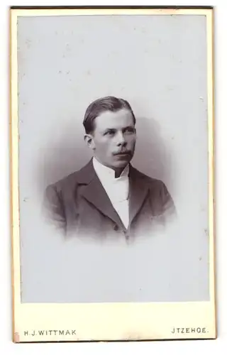 Fotografie H.J.Wittmak, Itzehoe, Mann mit Oberlippenbart im Anzug