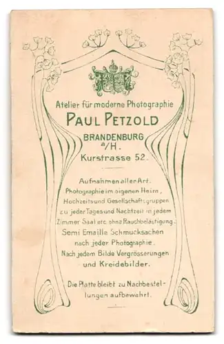 Fotografie P. Petzold, Brandenburg a.H., Kleines Kind in weissem Kleid mit Kette und Spielzeugschaf