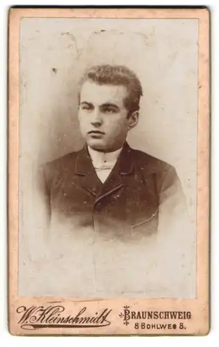 Fotografie W. Kleinschmidt, Braunschweig, junger Mann in schwarzem Anzug mit weisser Fliege