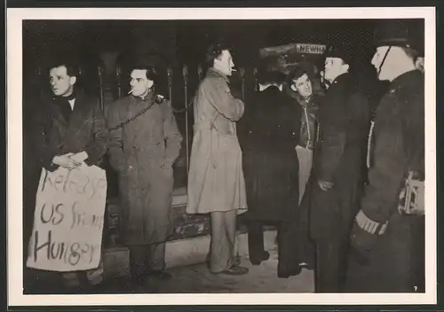 Fotografie Fotograf unbekannt, Ansicht London, Arbeitslose demonstrieren vor dem Haus des Arbeitsministers, Polizei