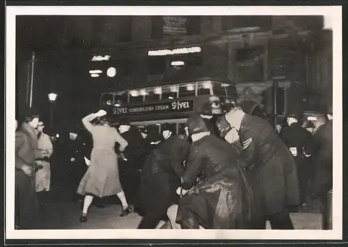 Fotografie Fotograf unbekannt, Ansicht London, Arbeitslose Demonstranten liefern sich ein Gefecht mit der Polizei 1939