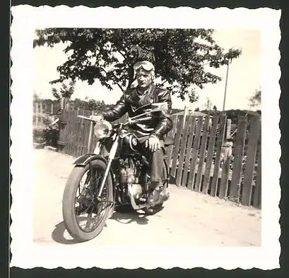Fotografie Motorrad Dürkopp MD200, Fahrer mit Lederjacke auf Krad sitzend