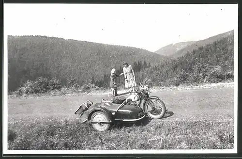Fotografie Motorrad mit Seitenwagen, hübsche Damen im Hintergrund