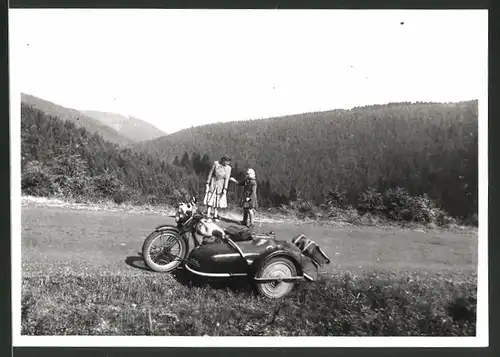 Fotografie Motorrad mit Seitenwagen, hübsche Damenhinter Krad stehend