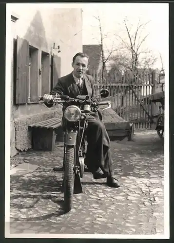 Fotografie Mann im Anzug auf Motorrad - Krad