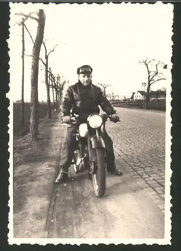 Fotografie Motorrad, junger Mann bei Ausfahrt mit dem Krad