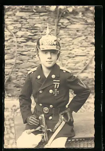 Foto-AK Knabe in Uniform mit Pickelhaube
