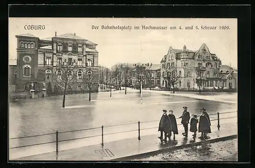 AK Coburg, Überschwemmter Bahnhofsplatz im Hochwasser 1909, mit Passanten und Hotel Reichsgraf