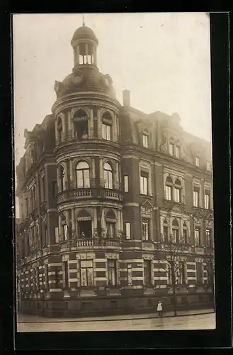 Foto-AK Bamberg, Bürgerhaus, Strassenansicht mit kleinem Mädchen