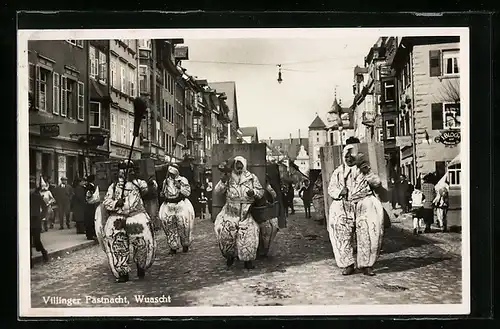 AK Villingen, Fastnacht, Wuascht in Kostümen mit Besen