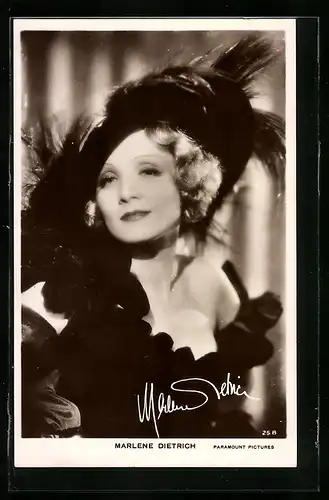 AK Schauspielerin Marlene Dietrich als Grande Dame